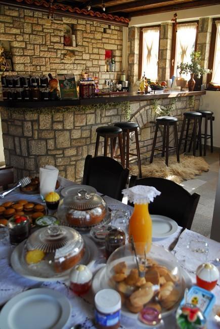 Guesthouse Petrino Pezoúla 外观 照片